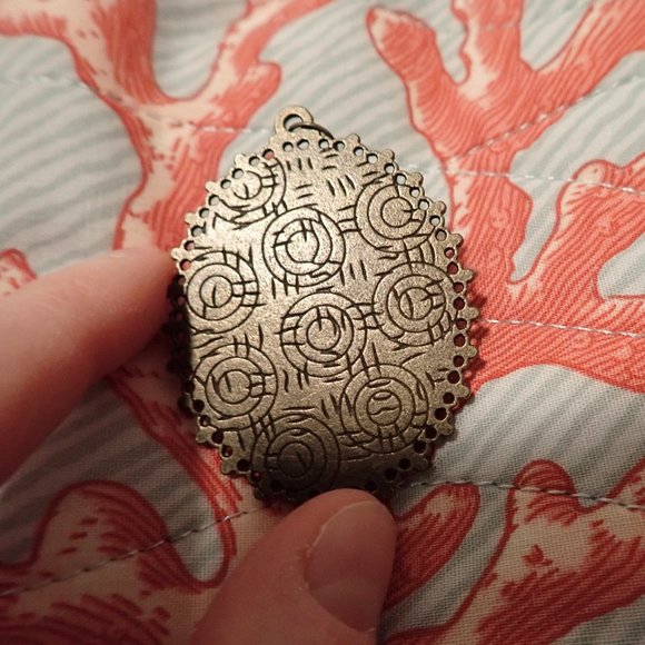 Super cute antique-inspired Luna Lovegood pendant - Picture 3 of 3